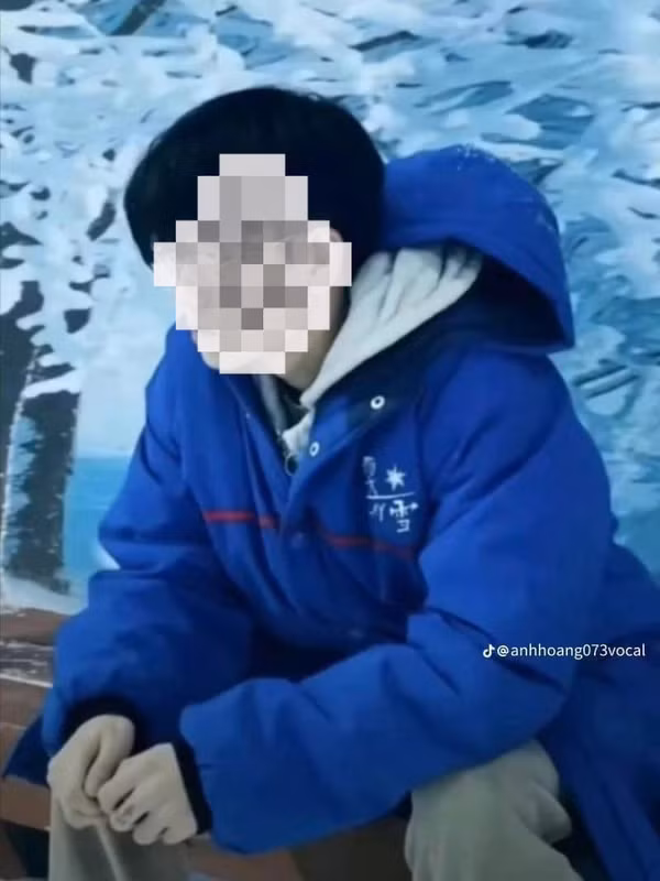 Mèo béo có quen cô gái tên Đàm Trúc 28 tuổi quê Trùng Khánh qua mạng chơi game. Cả 2 bắt đầu yêu đương qua mạng trong vòng 2 năm. Anh chàng này hết lòng với người yêu, chăm lo kinh tế cho cô tuy nhiên nhận lại là lời chia tay lạnh lùng. Quá thất vọng, anh chàng quyết định chuyển cho người yêu 66.000 tệ lần cuối, đặt 780 bông hoa ở cửa hàng của cô gái tượng trưng cho số ngày yêu nhau rồi đứng trên cầu Đại Kiều - sông Trường Giang gieo mình xuống dưới.