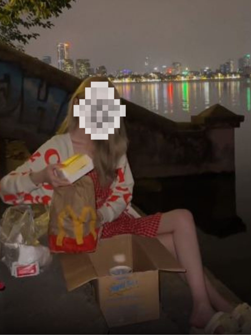 Cái chết sau bi kịch tình yêu mù quáng của anh chàng này cũng được cư dân mạng ở Việt Nam chia sẻ rầm rộ. Một cô gái mới đây đã lên video mua đồ ăn nhanh, bỏ vào 1 chiếc hộp và thả ở hồ Tây cho chàng trai Mèo Béo ở Trung Quốc.