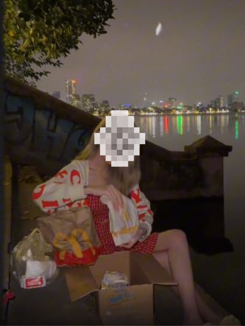 Cô gái đăng tải video với dòng trạng thái đi kèm: "Tình thương của hàng triệu người cũng không bằng 1 cái nhìn của Đàm Trúc. Cậu nói muốn ăn,tụi mình sẽ mua cho cậu".