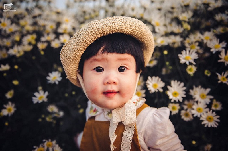 Trái ngược với những bức ảnh mếu máo hài hước, Mít cũng có những bức ảnh đẹp khác. Cô bé có đôi mắt tròn to như viên bi, khuôn mặt bụ bẫm như các em bé trên phim truyền hình Nhật Bản.