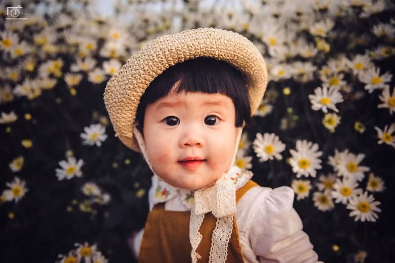 Trái ngược với những bức ảnh mếu máo hài hước, Mít cũng có những bức ảnh đẹp khác. Cô bé có đôi mắt tròn to như viên bi, khuôn mặt bụ bẫm như các em bé trên phim truyền hình Nhật Bản.