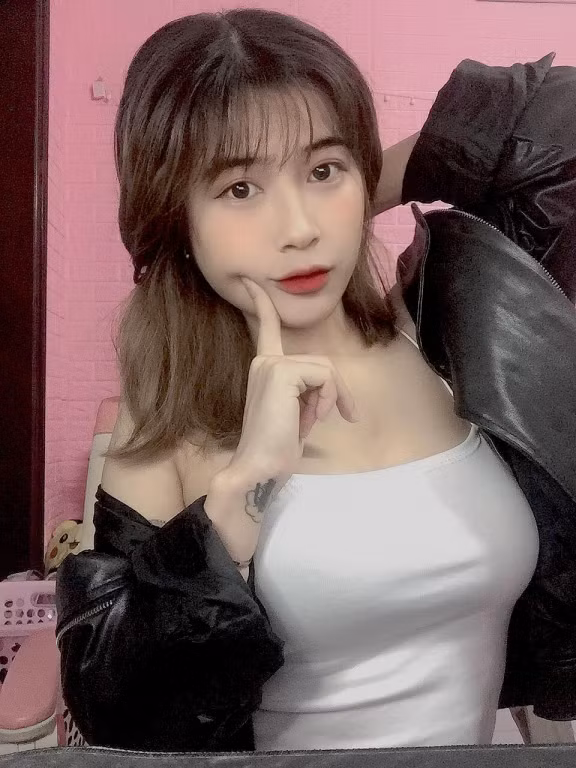 Những hình ảnh ngày trước khi cô nàng mới bắt đầu bước vào công việc stream.