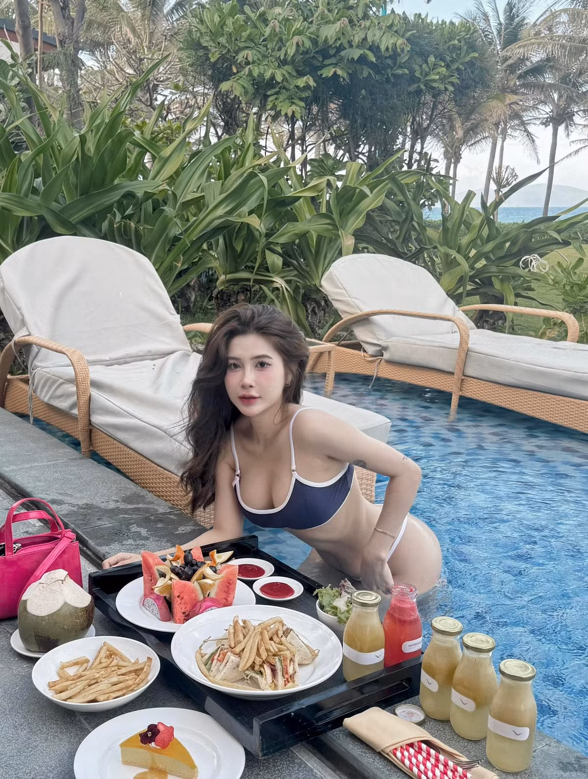 Diễm Quỳnh cũng rất thích đi du lịch, khám phá những địa danh nổi tiếng trên đất nước vào mỗi dịp hè.