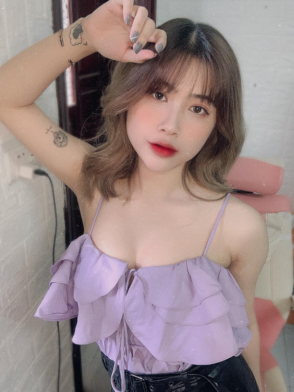 Cô nàng hot girl 10x mỗi lần stream đều kiếm được kha khá tiền và sống độc lập từ 15 tuổi.