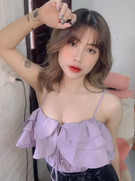 Cô nàng hot girl 10x mỗi lần stream đều kiếm được kha khá tiền và sống độc lập từ 15 tuổi.