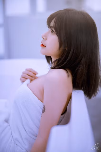 Diễm Quỳnh sở hữu một gương mặt xinh đẹp với sống mũi cao, đôi mắt to tròn cùng miệng cười vô cùng duyên dáng. Không những thế Diễm Quỳnh còn có một thân hình cân đối với số đo 3 vòng nóng bỏng.