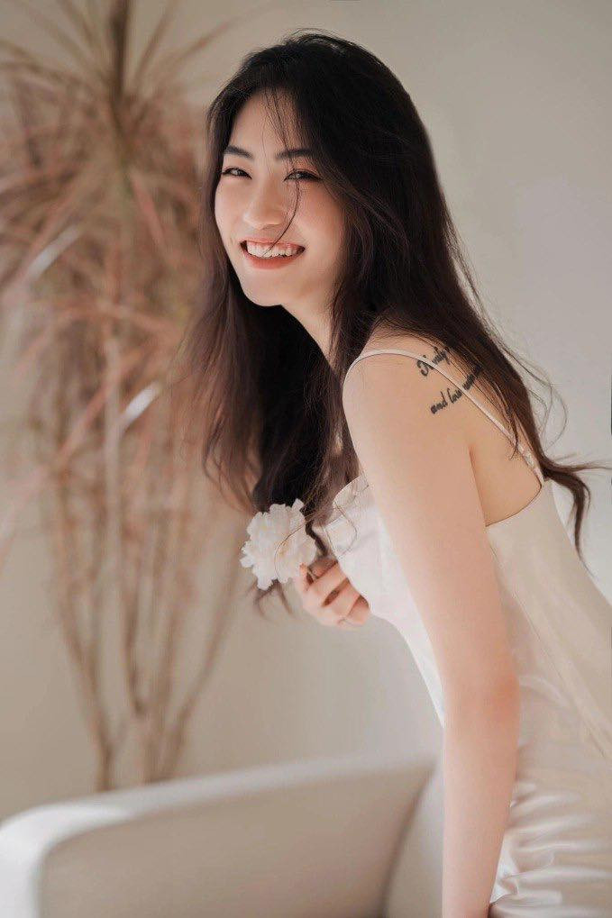 Cô nàng sở hữu nhan sắc ngọt ngào, cùng phong cách ăn mặc nữ tính, dịu dàng.