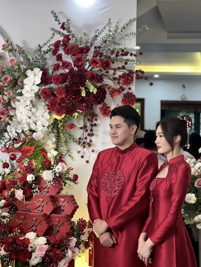 Trần Việt Hương sinh năm 1998, quê Phú Thọ. Cô chơi ở vị trí phụ công cho CLB bóng chuyền nữ Binh chủng Thông tin