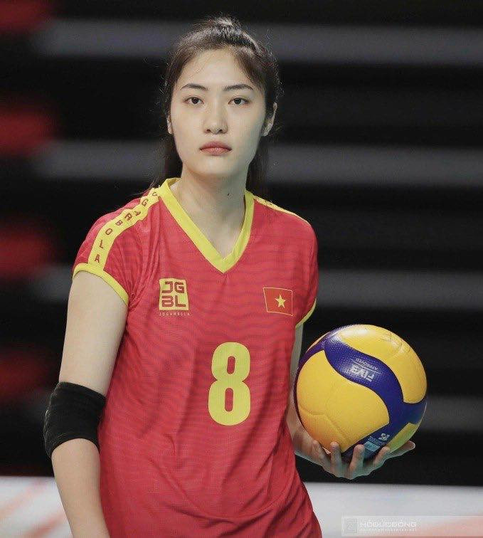 Việt Hương được nhiều người yêu mến vì ngoại hình xinh xắn như hot girl cùng chiều cao 1,78 m.