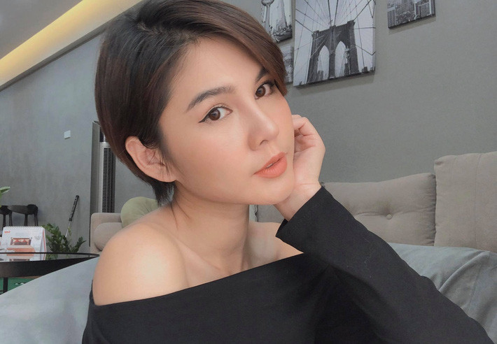 Mặc dù trông cực lạ với kiểu tóc mới này nhưng nhan sắc của nữ MC Thu Hoài vẫn được người hâm mộ nhiệt tình khen ngợi. "Xinh quá, để tóc nào cũng xinh hết. Trước tóc dài thì dịu dàng giờ trông cá tính quá", "Đẹp lạ, nhìn không rời mắt được" - Dân mạng bình luận.