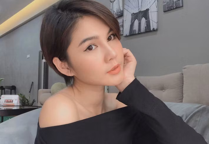 Mặc dù trông cực lạ với kiểu tóc mới này nhưng nhan sắc của nữ MC Thu Hoài vẫn được người hâm mộ nhiệt tình khen ngợi. "Xinh quá, để tóc nào cũng xinh hết. Trước tóc dài thì dịu dàng giờ trông cá tính quá", "Đẹp lạ, nhìn không rời mắt được" - Dân mạng bình luận.