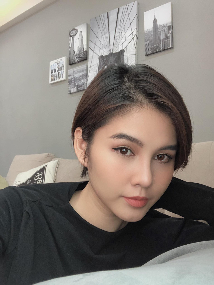 Rảnh rỗi vì nghỉ dịch, Thu Hoài quyết định F5 bản thân, thử một lần chơi lớn xem thiên hạ có trầm trồ. Những bức hình cô nàng selfie với mái tóc ngắn cũn, mới lạ khiến nhiều người không khỏi bất ngờ.