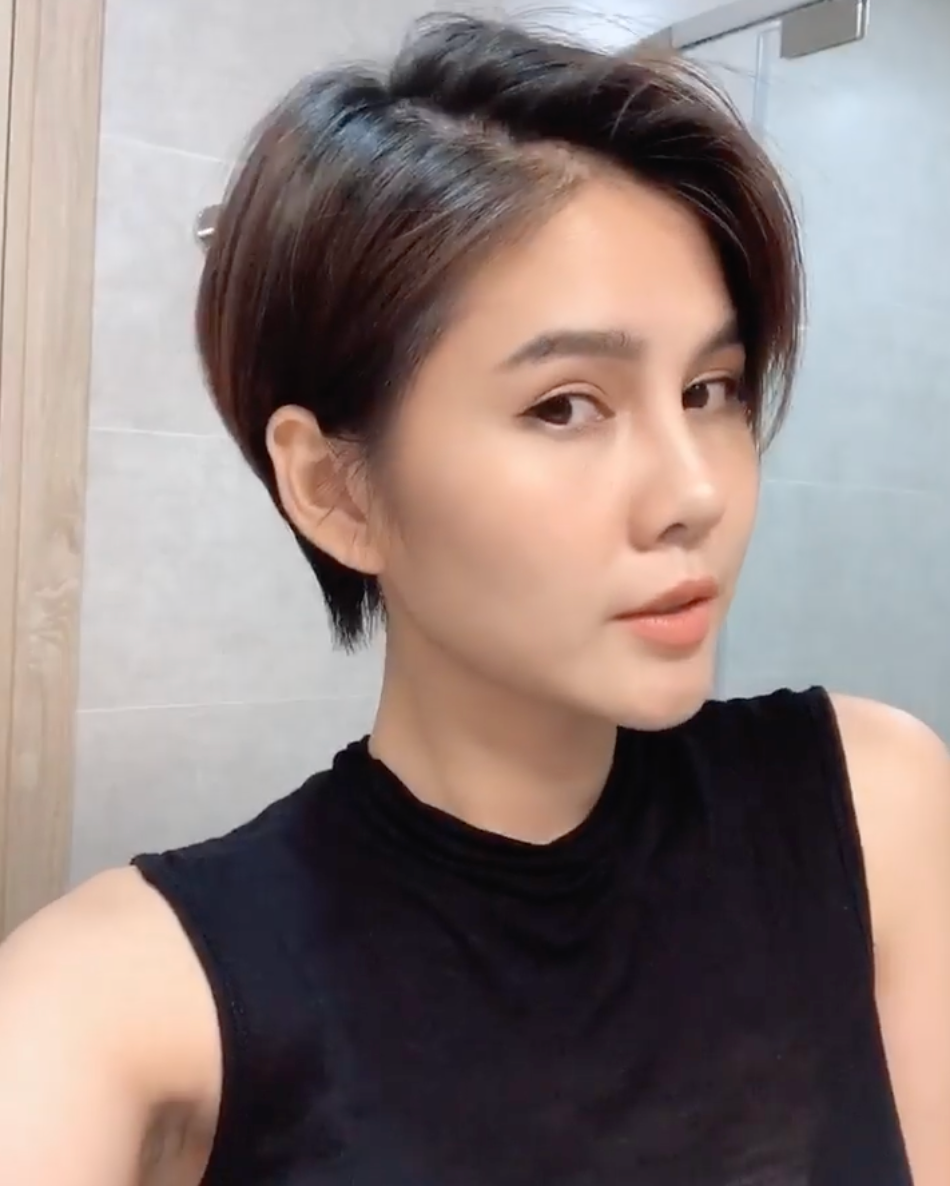 "Không như lịch trình bận rộn trước đây, những ngày này khiến Hoài cũng sống chậm lại hơn. Nghĩ theo một cách tích cực thì mình có thời gian để chăm sóc bản thân và làm những điều trước đây mình chưa có cơ hội để làm, ví dụ như làm Vlog chẳng hạn. Giờ đây một ngày của mình thường dành nhiều thời gian để nấu ăn, và nghiên cứu về những vấn đề mà mình đang quan tâm" - Nữ MC thể thao của đài K+ chia sẻ trên báo chí.