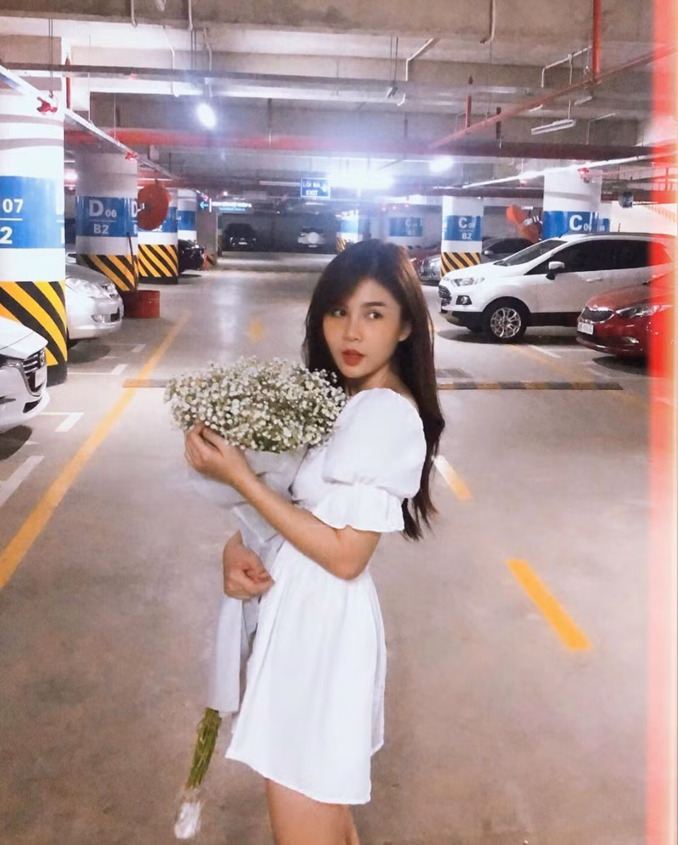 Sở hữu nhan sắc xinh đẹp và đa tài, MC Thu Hoài nhận được rất nhiều sự quan tâm của cộng đồng mạng. Do ảnh hưởng của dịch COVID-19, công việc của cô đã phải tạm dừng để đảm bảo an toàn sức khỏe cho toàn xã hội.