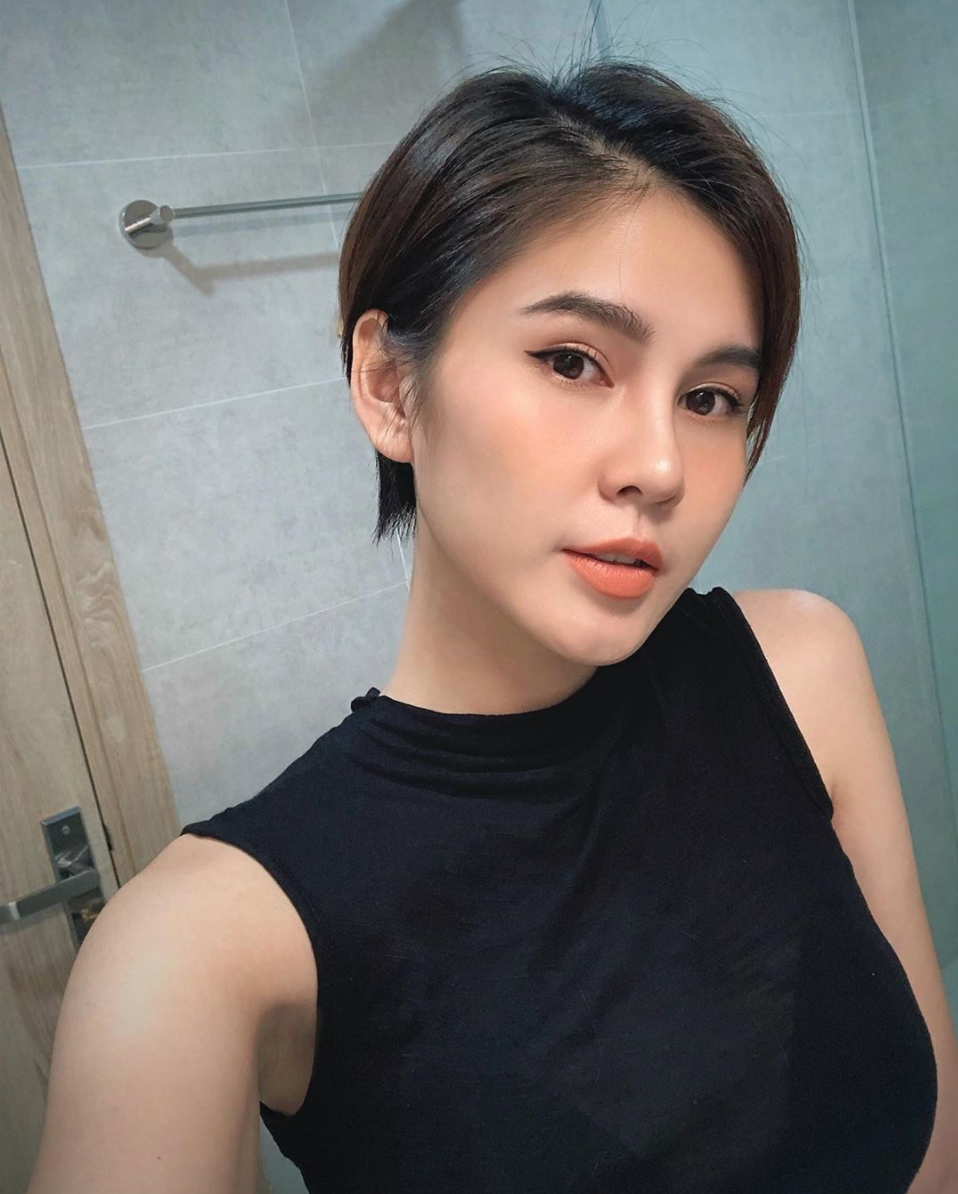 Vốn quen thuộc với hình ảnh dịu dàng váy áo thướt tha, tóc dài dịu dàng nên quyết định cắt tóc của Thu Hoài khiến khá nhiều người bất ngờ. Tuy nhiên đây cũng được coi là màn "lột xác" thành công rực rỡ của cô nàng.