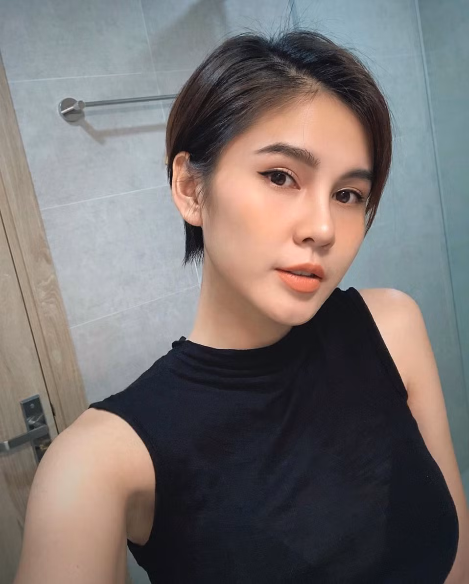 Vốn quen thuộc với hình ảnh dịu dàng váy áo thướt tha, tóc dài dịu dàng nên quyết định cắt tóc của Thu Hoài khiến khá nhiều người bất ngờ. Tuy nhiên đây cũng được coi là màn "lột xác" thành công rực rỡ của cô nàng.