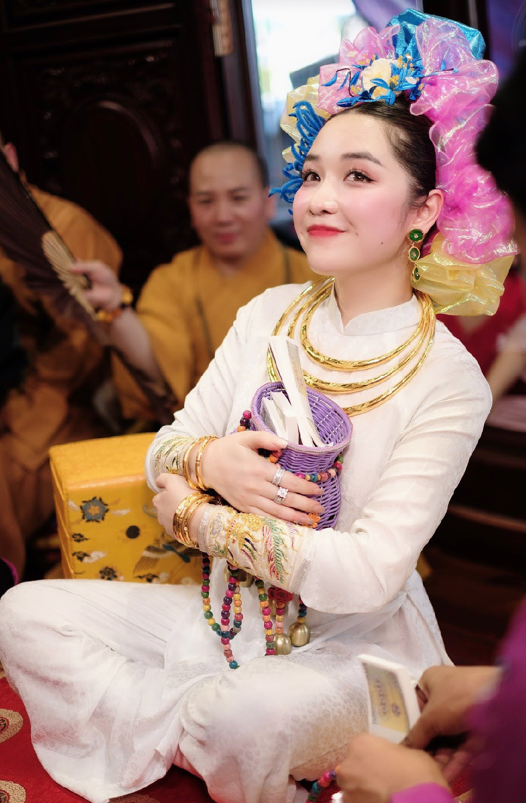 Những ngày vừa qua, hình ảnh một cô đồng xinh đẹp được rất nhiều fanpage đăng tải thu hút sự quan tâm của nhiều người. Đó là Ngô Mỹ Hoa (sinh năm 1995), xuất thân ở vùng quê Kinh Bắc, Bắc Ninh, hiện đang sống và làm việc tại Hà Nội.