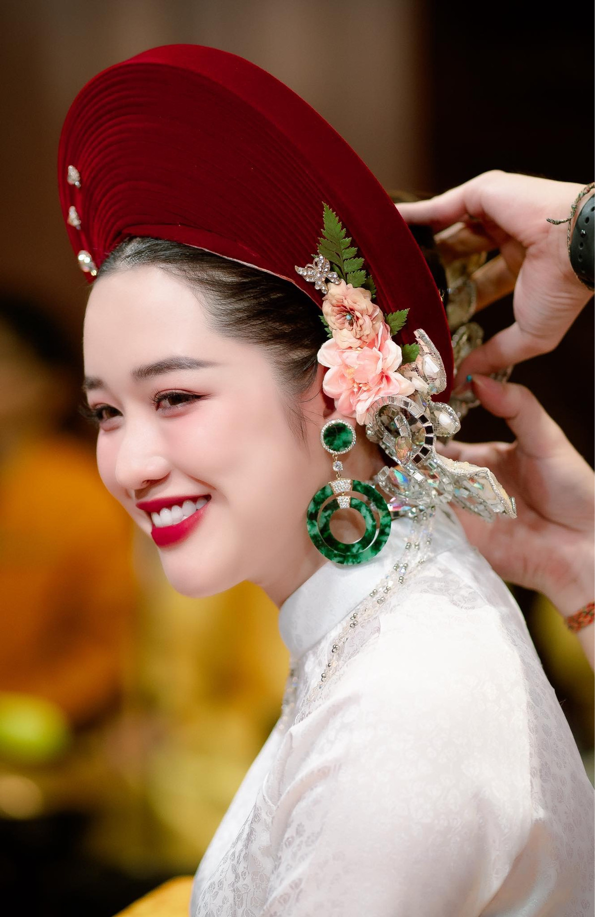 Gần đây, cô gái 9x được nhiều bạn trẻ biết đến, khi hầu đồng ở Đền Ông Hoàng Mười, Nghệ An.