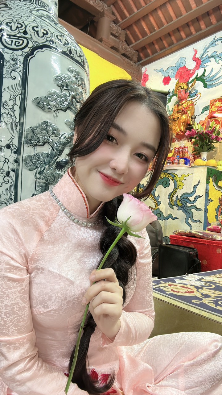 Là một cô gái trẻ hiện đại, năng động, sáng tạo, sở hữu gương mặt khả ái, vóc dáng mảnh mai nhưng Mỹ Hoa lại rất đề cao vẻ đẹp truyền thống nhất của phụ nữ Việt.