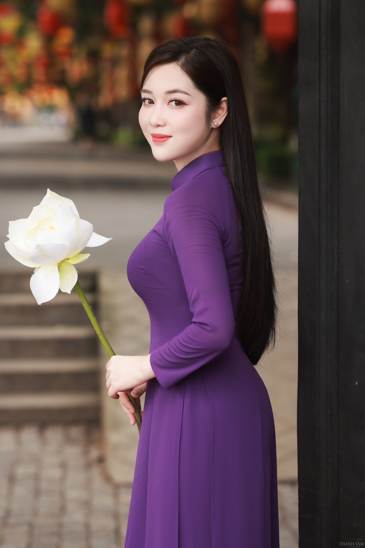 Vẻ đẹp của "cô đồng" khiến nhiều người không khỏi xao xuyến.