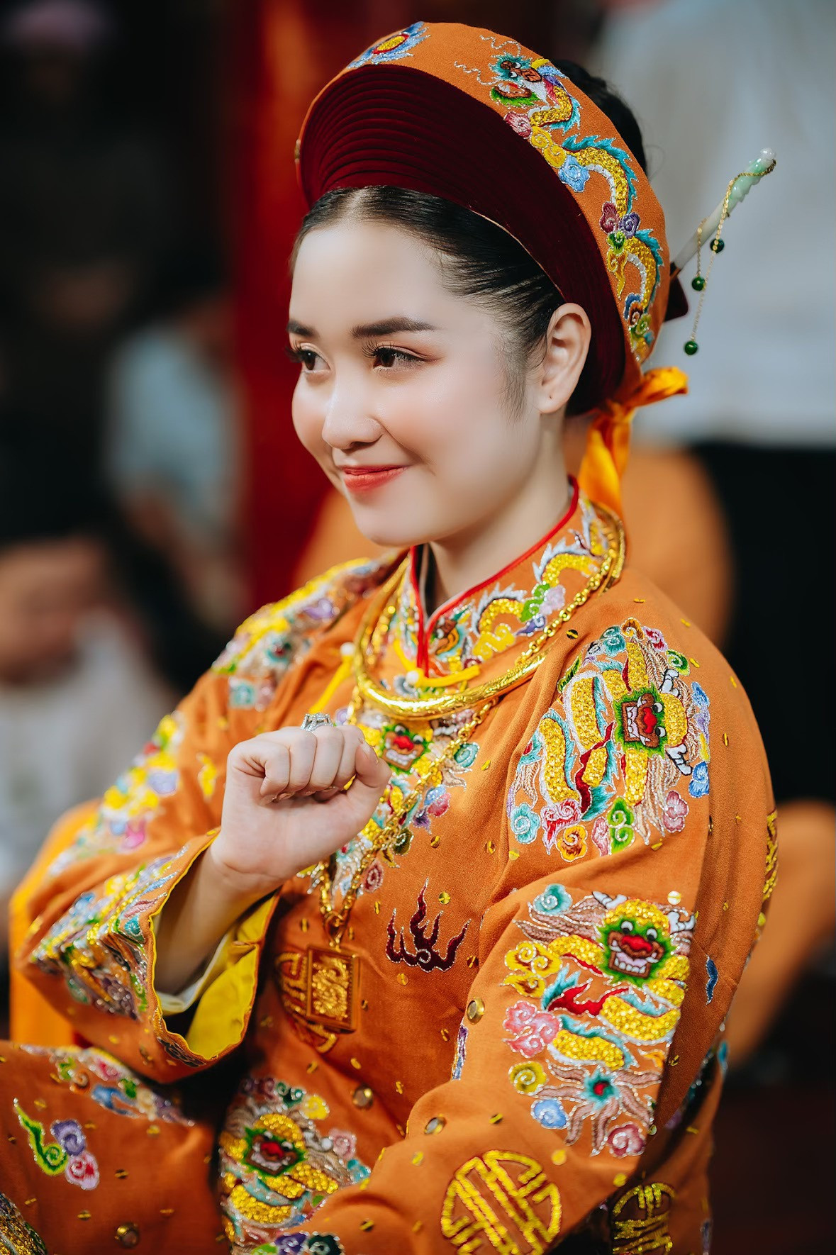 Ít ai biết rằng, ngoài hầu đồng, Mỹ Hoa còn có khả năng giao tiếp thông thạo bằng 4 thứ tiếng khác nhau (tiếng Anh, Đức, Hàn Quốc, Trung Quốc). Hiện nay, Mỹ Hoa đang là Đại sứ Ngoại giao Giáo dục Việt Nam – Anh Quốc.