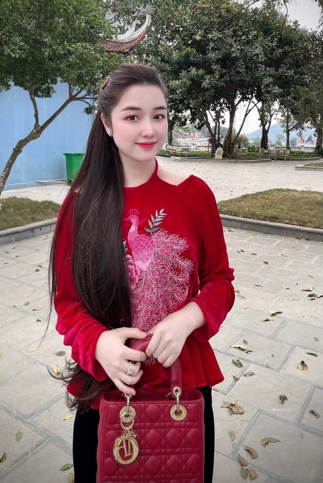 Cô đã làm công việc liên quan tới tâm linh tục thờ tứ phủ từ khi cô mới 6 tuổi. Theo lời kể của Mỹ Hoa, ngày lên 6, vì một vài lý do riêng của gia đình, cô đã được bố mẹ gửi vào điện thờ.