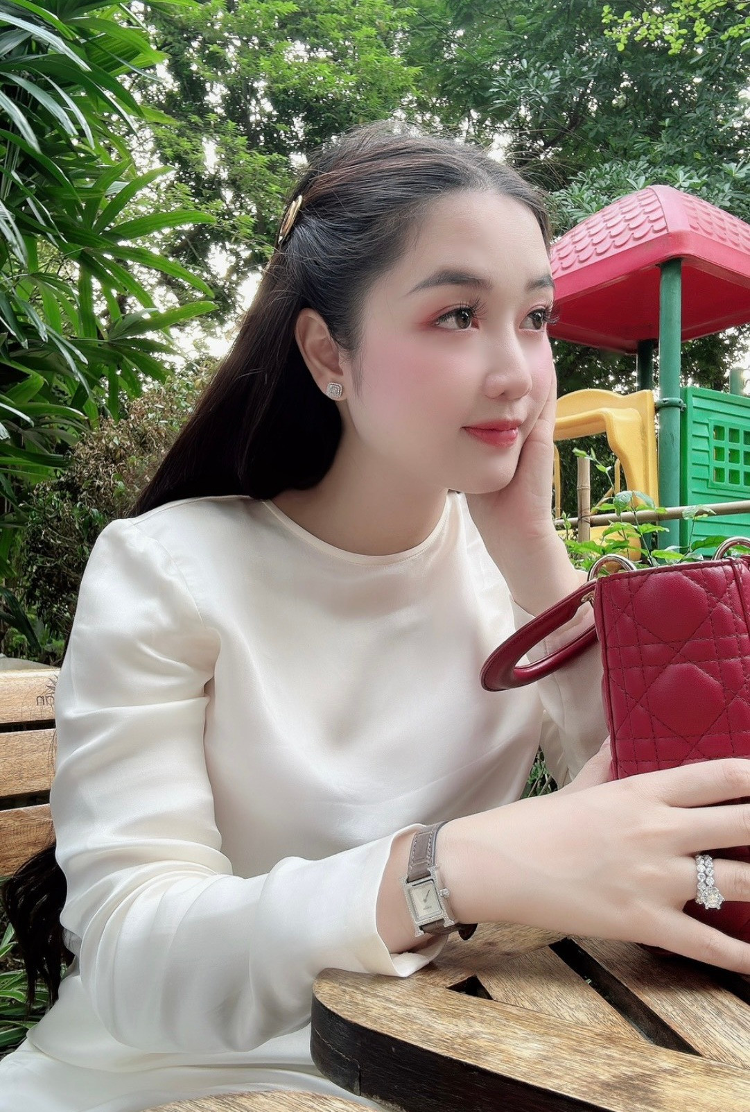 Cô vẫn luôn cố gắng thu xếp giữa sự nghiệp và công việc thờ phụng đã gắn bó với cô suốt những năm qua.