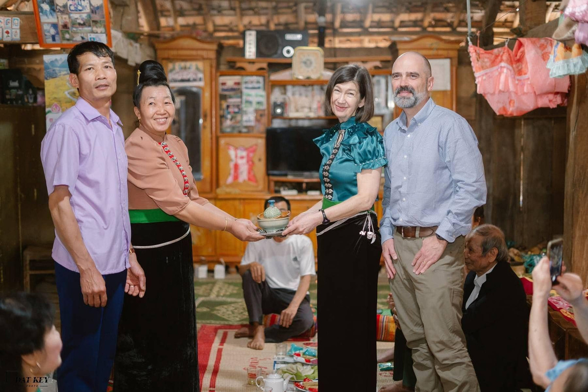 Nhiều netizen đã bày tỏ sự ngưỡng mộ tình yêu cửa cặp đôi và gửi lời chúc phúc tới họ: "Vậy là thổ cẩm chiếc khăn phiêu đã được quảng bá ra nước ngoài", "Chúc mừng cặp đôi, con của họ sinh ra chắc sẽ đẹp lắm đây".