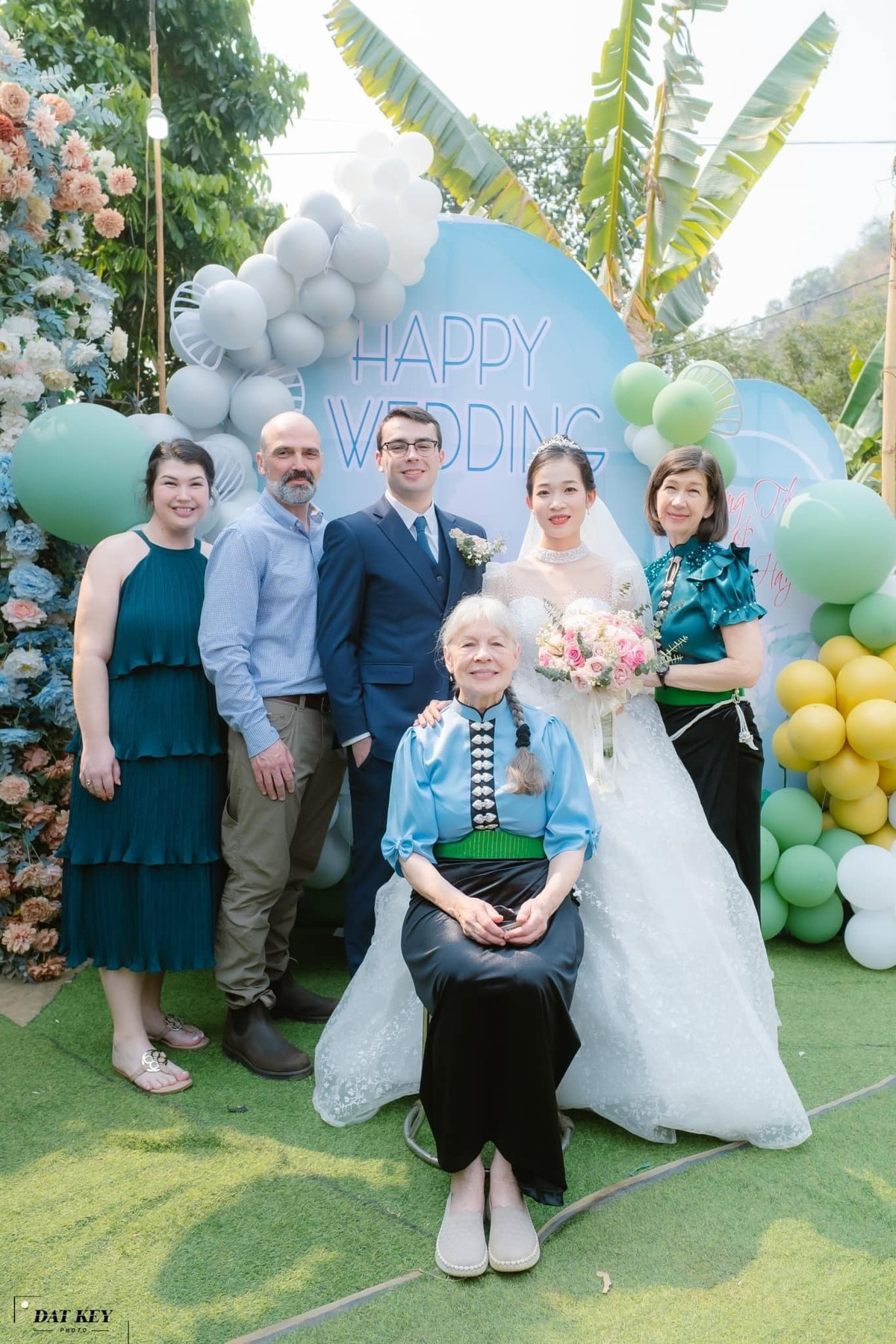 Cô dâu nhận được sự yêu mến của gia đình nhà chồng.