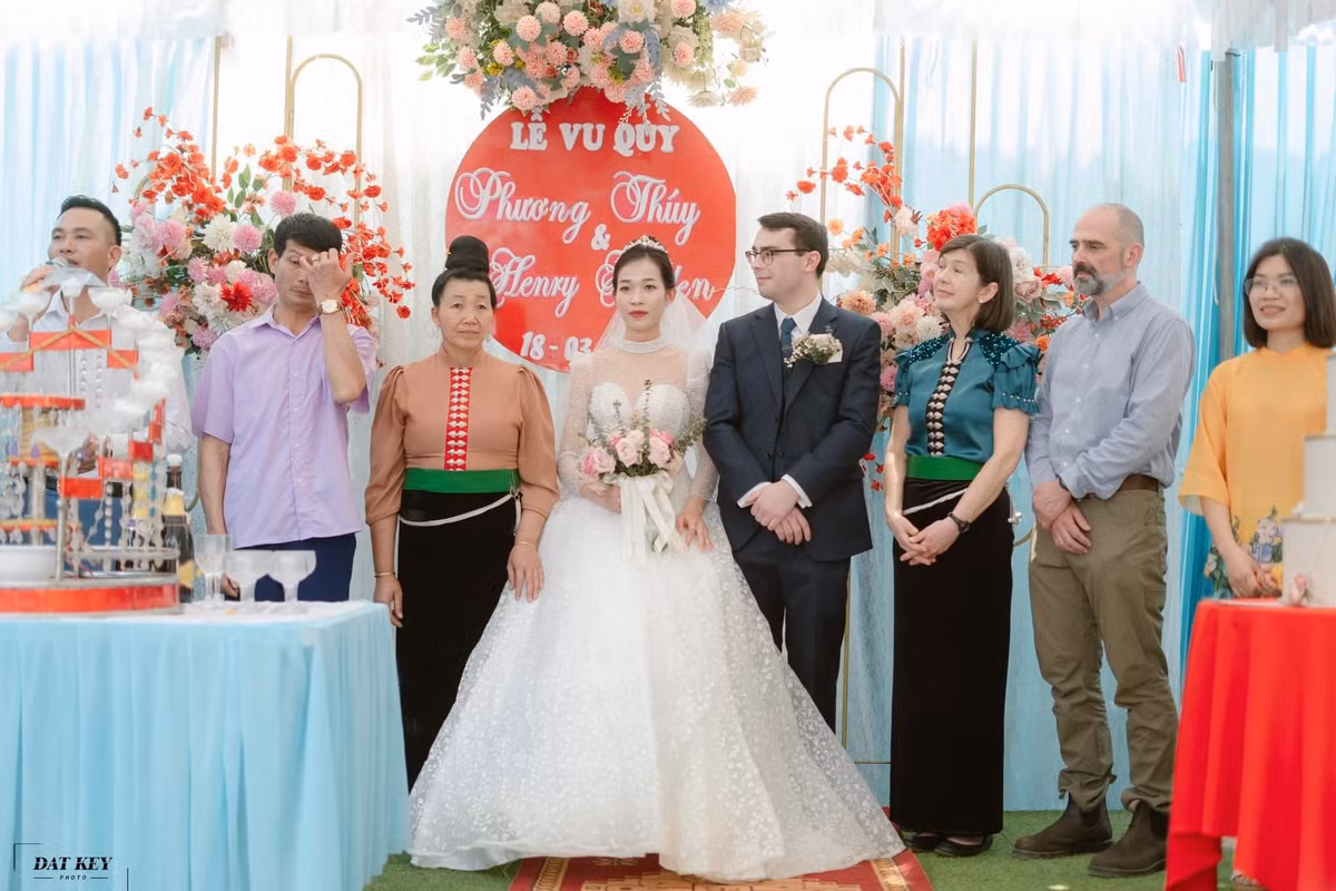 Trong suốt hành trình từ quen đến yêu, cô dâu tâm sự tất cả đều là sự tình cờ: “Anh cũng có mong muốn được học tiếng Việt, Tụi mình giữ liên lạc, kết nối. Trong 1 tháng anh du lịch ở Việt Nam, tụi mình cũng có gặp gỡ thêm, mình giới thiệu cho anh ấy về văn hóa Việt".