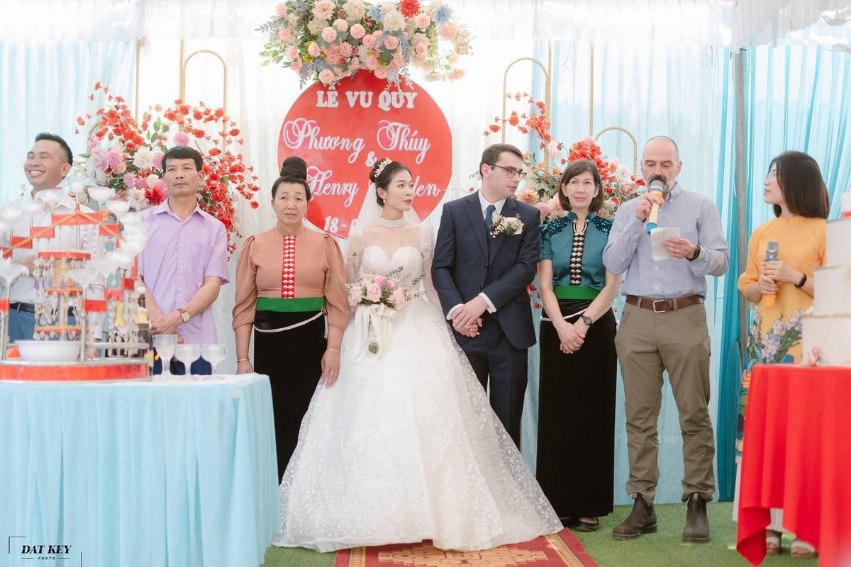 Đám cưới diễn ra ở xã Nà Bó, H.Mai Sơn (Sơn La). Bố mẹ chú rể cũng khoác lên mình bộ trang phục truyền thống của người dân tộc Thái, thực hiện các nghi thức lễ cưới theo phong tục truyền thống Việt Nam.