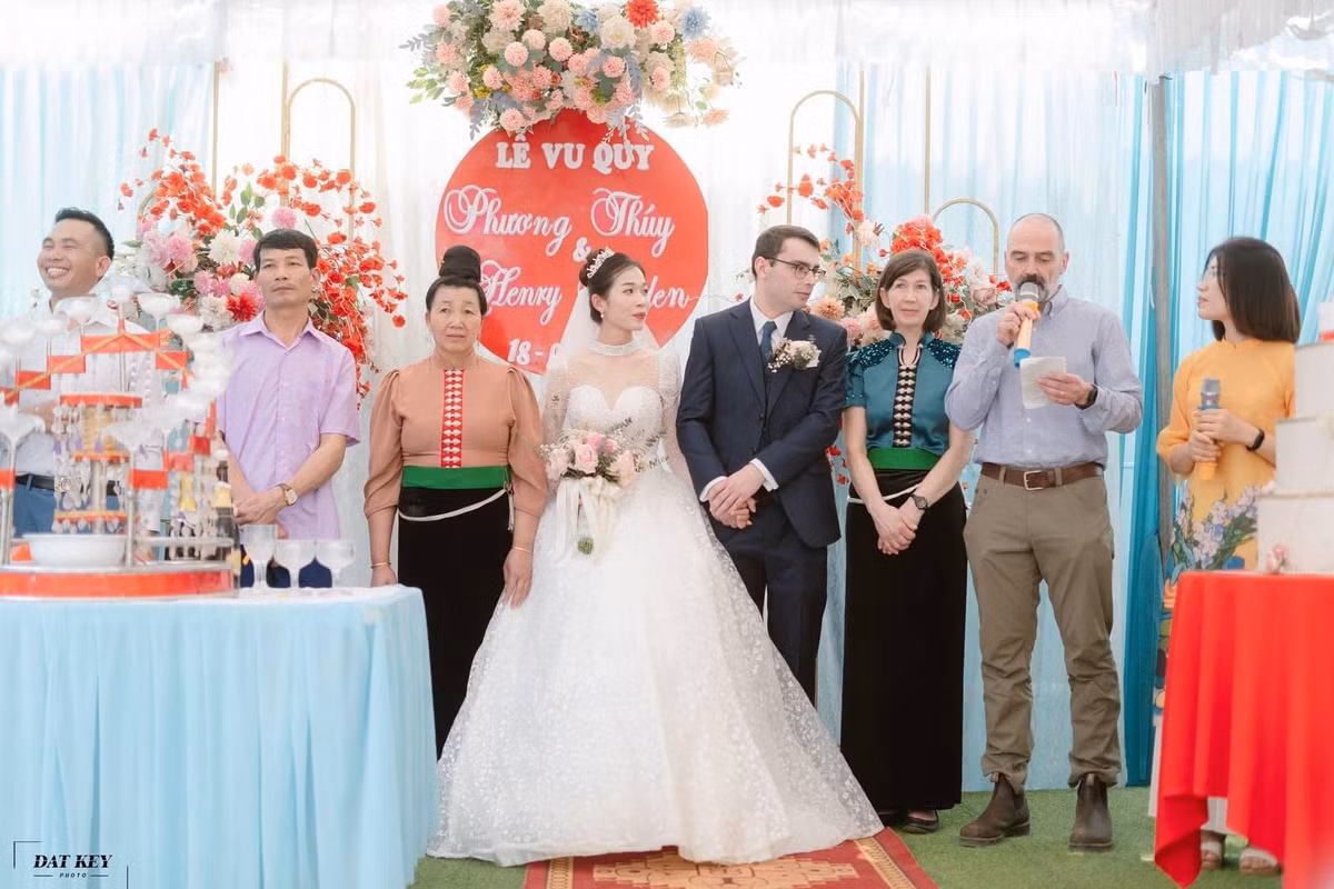 Đám cưới diễn ra ở xã Nà Bó, H.Mai Sơn (Sơn La). Bố mẹ chú rể cũng khoác lên mình bộ trang phục truyền thống của người dân tộc Thái, thực hiện các nghi thức lễ cưới theo phong tục truyền thống Việt Nam.