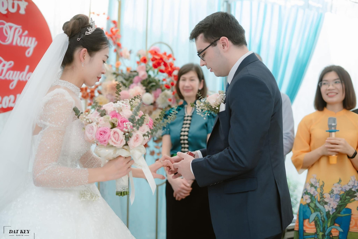 Cặp đôi trao nhau lễ tình nhân dưới sự chứng kiến của đôi bên gia đình cũng như họ hàng thân thích và cả làng xóm.