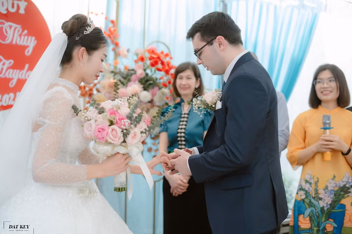 Cặp đôi trao nhau lễ tình nhân dưới sự chứng kiến của đôi bên gia đình cũng như họ hàng thân thích và cả làng xóm.