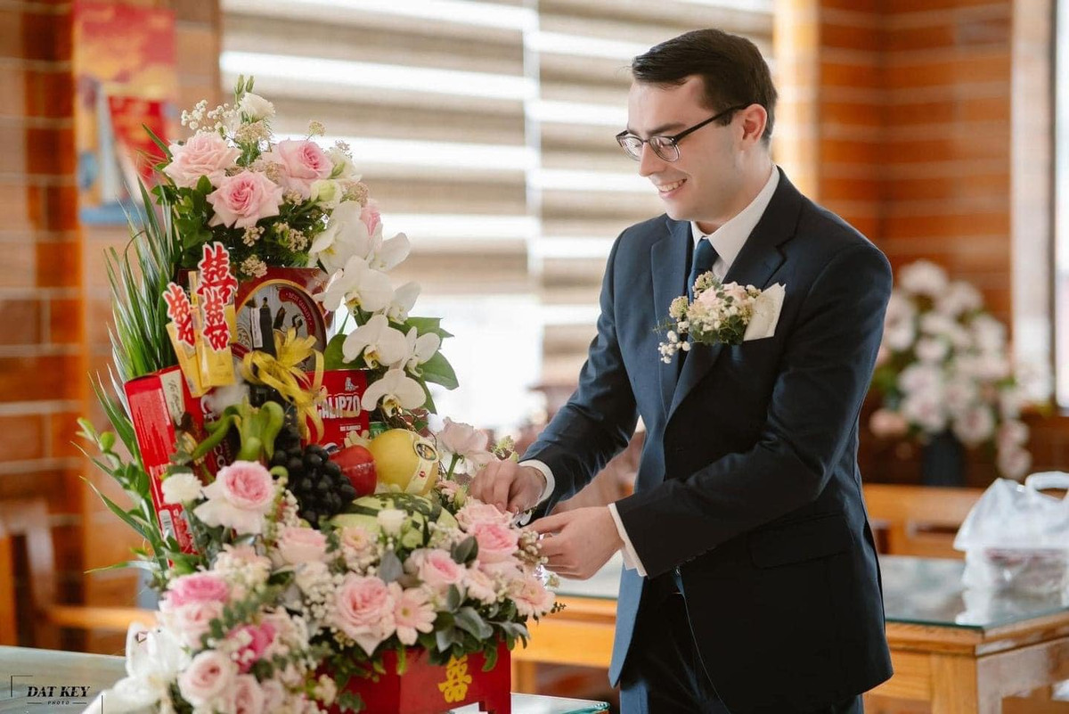 Hình ảnh đám cưới đặc biệt của cô dâu Việt Nam và chú rể người Mỹ, với sự tham gia của gia đình 2 bên cùng nghi thức hôn lễ mang đậm truyền thống của người Thái, đã nhận về rất nhiều sự quan tâm của netizen.