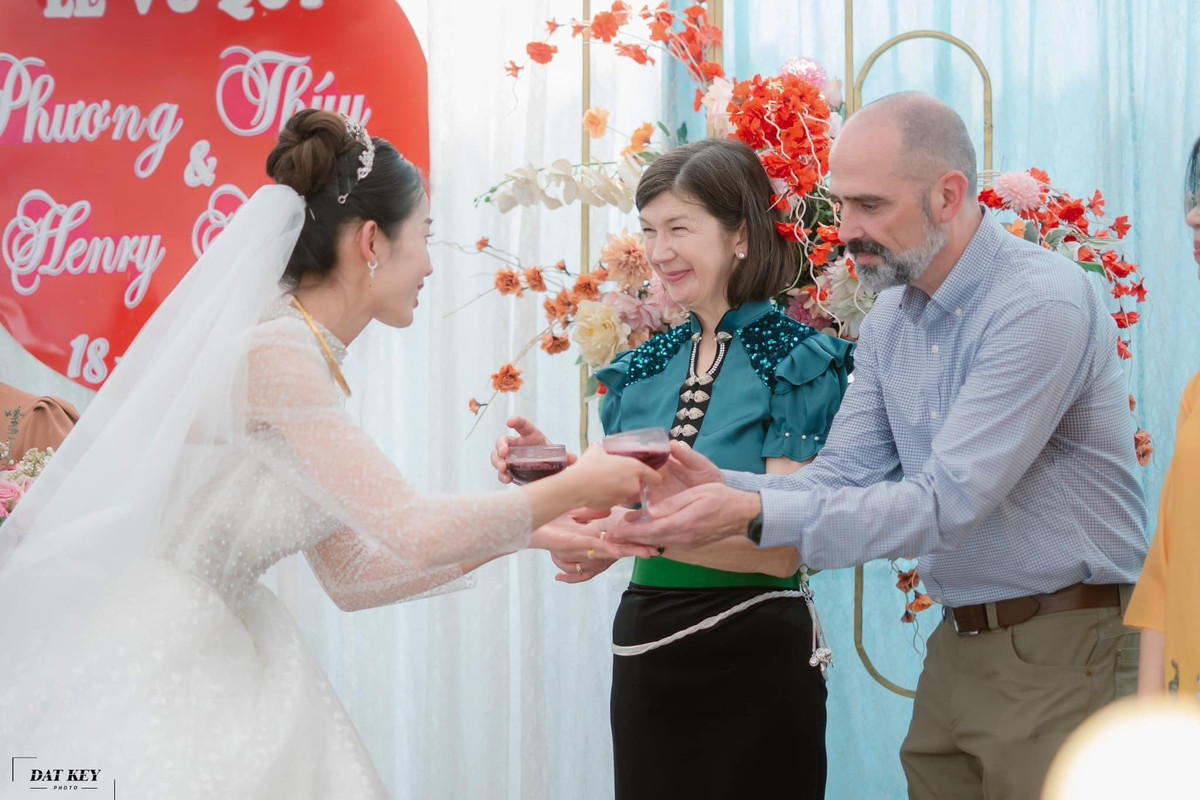 Sau dịch, chàng trai Henry về Việt Nam định cư, cũng từ đây, mối quan hệ của họ ngày càng gắn kết. Sau 1 thời gian yêu nhau, gia đình nhà trai đã quyết định sang Việt Nam để hỏi cưới nàng dâu xinh xắn.