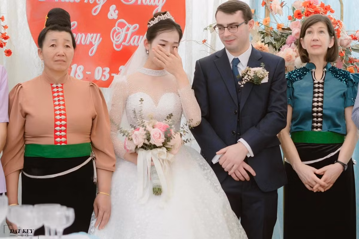 "Anh Henry trở về Mỹ, vì cảm mến mà họ giữ liên lạc với nhau. Dù gặp nhiều trở ngại về khoảng cách địa lý, thậm chí có thời gian dài không thể gặp nhau vì dịch Covid-19, nhưng họ vẫn vượt qua và gắn bó cùng nhau" - Cô dâu nhớ lại.