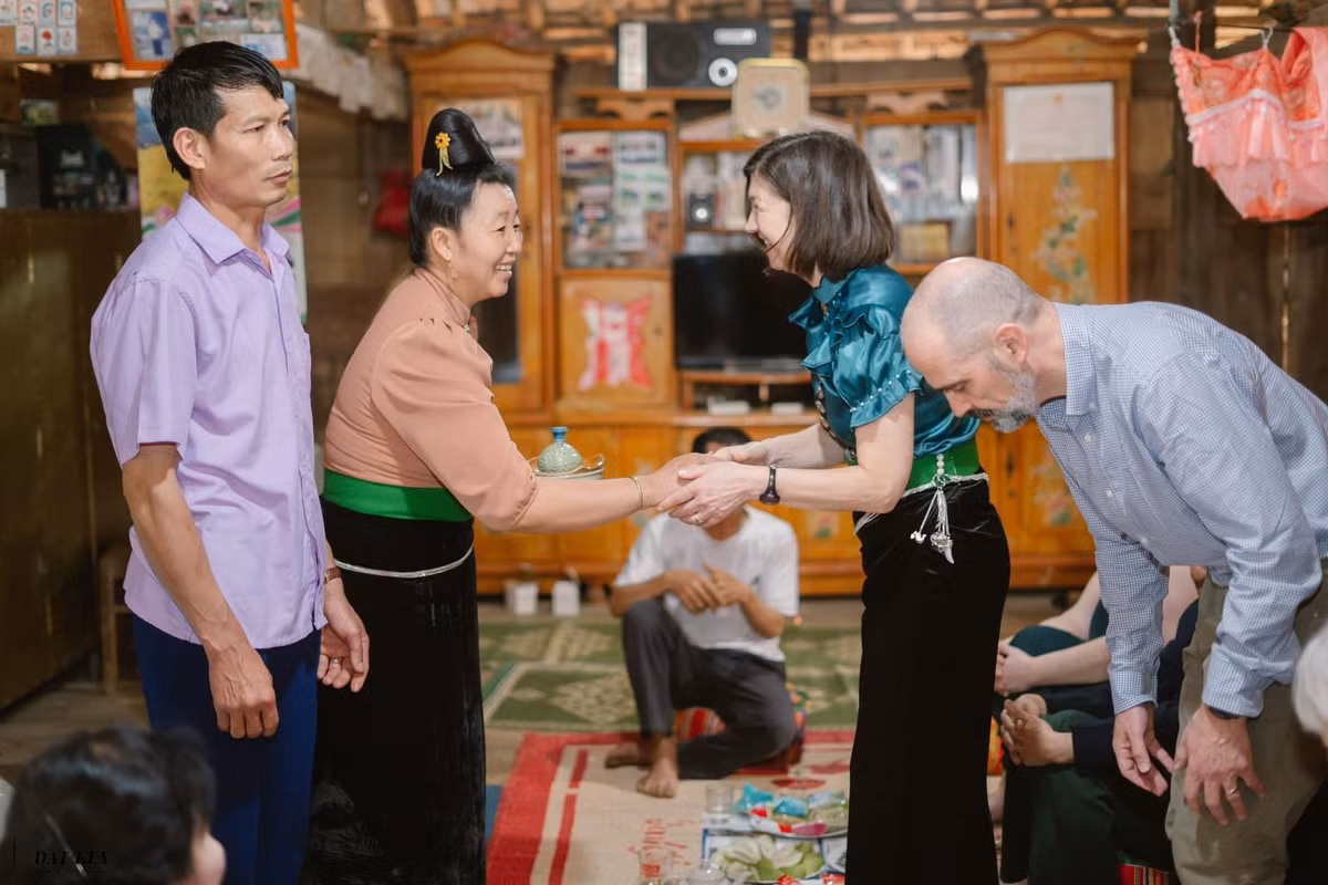 2 bên gia đình nói chuyện cưới xin cho con mình thoe phục tục Việt Nam.