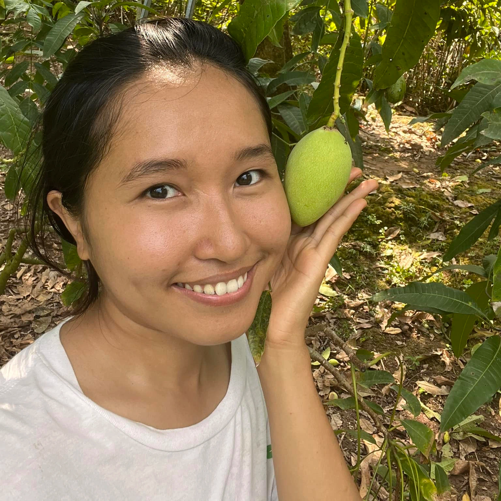 Cô nàng giờ có làn da ngăm, thường xuyên để mặt mộc, cách ăn mặc cũng không còn hở bạo mà giản dị hơn trước rất nhiều.