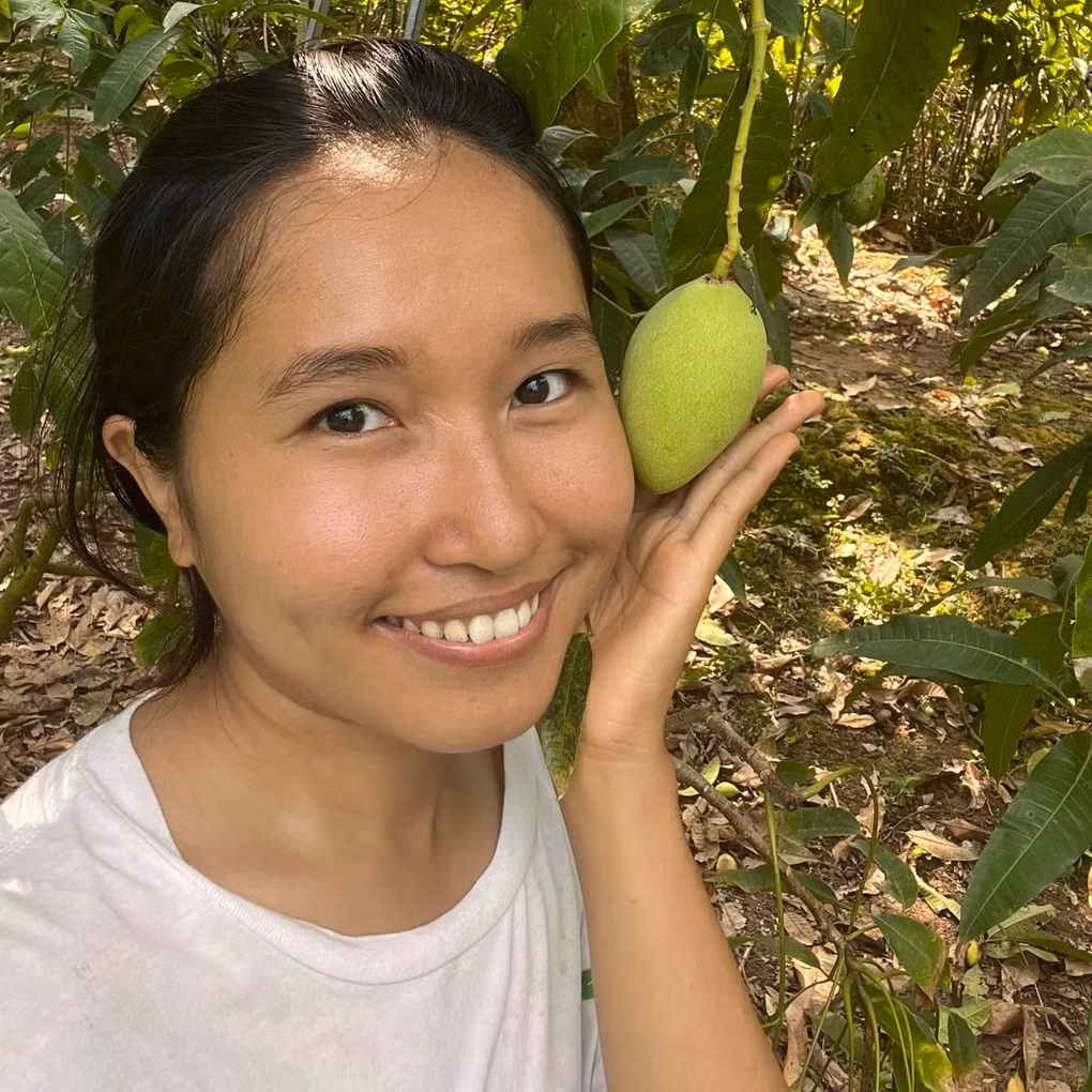 Cô nàng giờ có làn da ngăm, thường xuyên để mặt mộc, cách ăn mặc cũng không còn hở bạo mà giản dị hơn trước rất nhiều.