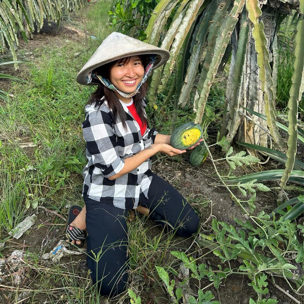 Cô nàng cập nhật cuộc sống hiện tại ở quê nhà, làm những công việc chăn nuôi, trồng trọt như 1 cô nông dân thực thụ
