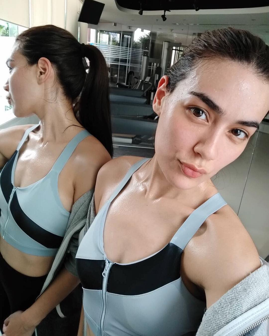 Không bao giờ quên uống nước là điều Kimmy Kimberley luôn tự dặn bản thân mình bởi công dụng của nước đối với cơ thể vô cùng tuyệt vời. Nước sẽ làm hạn chế sự thèm ăn đồng thời thúc đẩy quá trình trao đổi chất. Cô nàng cho biết luôn mang theo nước để uống bất kỳ lúc nào.