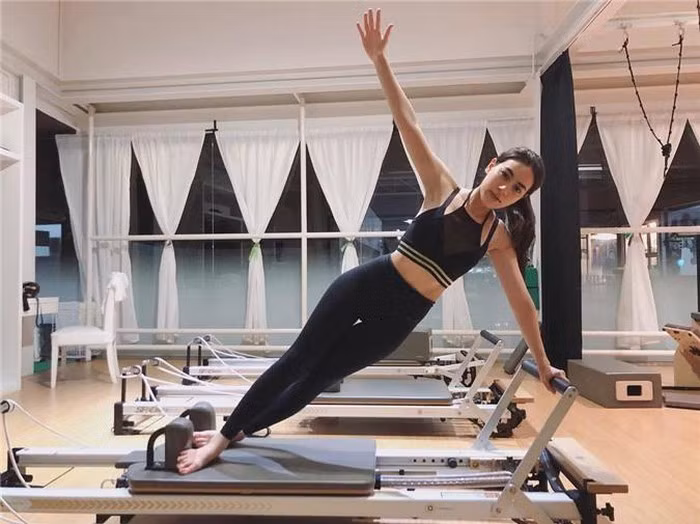 Dù bận rộn đến đâu, cô nàng cũng bớt thời gian để luyện tập thể thao cùng với hoạt động ngoài trời để duy trì một cơ thể đẹp. Bên cạnh sở hữu vóc dáng thon gọn, luyện tập thể thao rất tốt cho sức khoẻ, tăng sức bền.