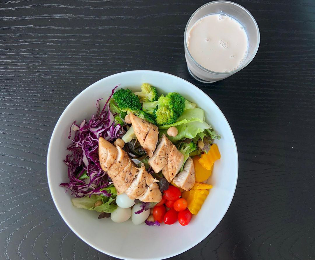 "Bông hồng lai" cho biết giảm cân phụ thuộc phần lớn vào chế độ ăn uống. Nếu muốn giảm cân hiệu quả nên ăn nhiều rau xanh, hoa quả bởi đây là nguồn cung cấp vitamin và chất xơ. Ngoài ra rau xanh và trái cây giúp làm đẹp da và tóc.