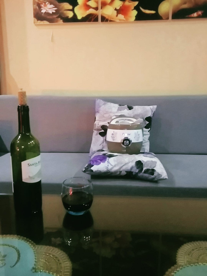 Nồi cơm điện đối với những thành viên trong group không khác gì người yêu, thậm chí còn hơn thế khi được ngồi xem TV, uống rượu vang, đắp chăn khi đi ngủ,....Đúng là một thú chơi kỳ cục mà không phải ai cũng có thể nghĩ ra. Nếu không phải được cộng đồng mạng hùa theo thì có lẽ thói chơi nồi cơm điện sẽ được đánh giá là khác người, kỳ dị.