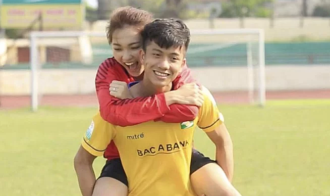 Mối tình của Ngọc Nữ và Phan Văn Đức cũng từng tai tiếng không kém. Hậu chia tay, nhiều thông tin cho rằng cả hai chia tay không hề êm đẹp, cầu thủ Nghệ An dùng câu từ thiếu kiềm chế để nói với bạn gái cũ.