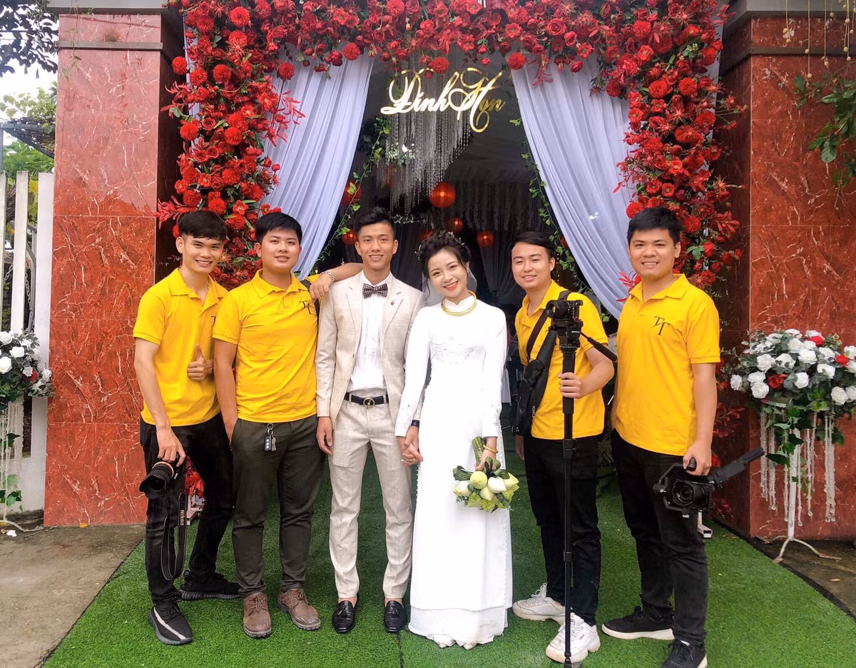 Phía dưới phần bình luận, các fan gửi lời chúc mừng cặp đôi và hy vọng cả hai sẽ sớm đón con đầu lòng. Bên cạnh đó nhiều người cũng trầm trồ với số vàng khủng mà Nhật Linh được tặng.