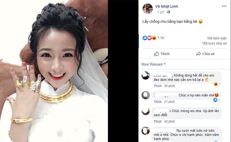 Vừa làm đám hỏi xong, vợ Phan Văn Đức đã nhanh chóng khoẻ số vàng khủng được gia đình, họ hàng tặng trong đó có nhiều chiếc nhẫn thậm chí còn nguyên mác. Nhật Linh chia sẻ: "Lấy chồng cho bằng bạn bằng bè".