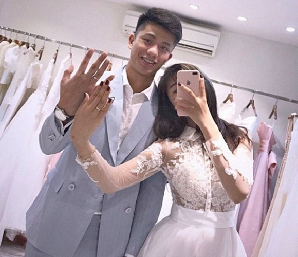 Văn Đức và Nhật Linh công khai tình cảm vào giữa năm 2019. Cặp đôi thường xuyên khoe ảnh tình tứ và trao nhau những lời mật ngọt trên mạng xã hội. Cách đây không lâu, "hot girl mầm non" khoe ảnh chụp cùng bạn trai cầu thủ tại studio ảnh cưới khiến nhiều người hy vọng cả hai sẽ có một cái kết đẹp.