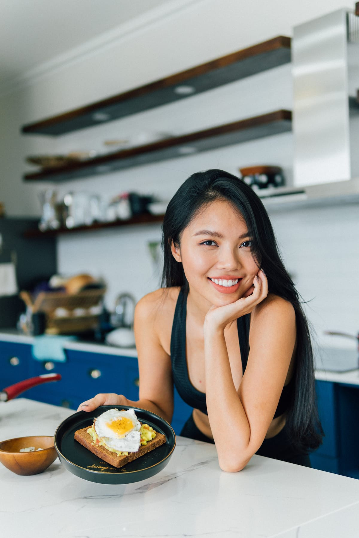 Linn Nguyễn (1992, tên thật: Nguyễn Thị Mỹ Linh) là nữ PT (HLV thể hình) hot nhất MXH trong 2 năm vừa qua. Với thân hình khỏe khắn, bốc lửa, cô nàng khiến vạn người phải mê mẩn mình.